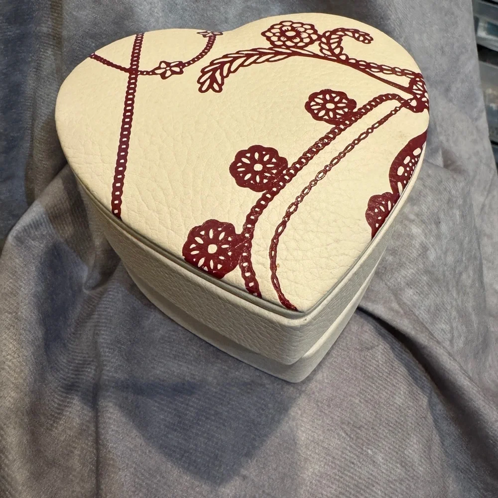 Pandora  Leather Heart-Shaped‎ Cream Jewelry 3 tier Box with Red Floral Design
